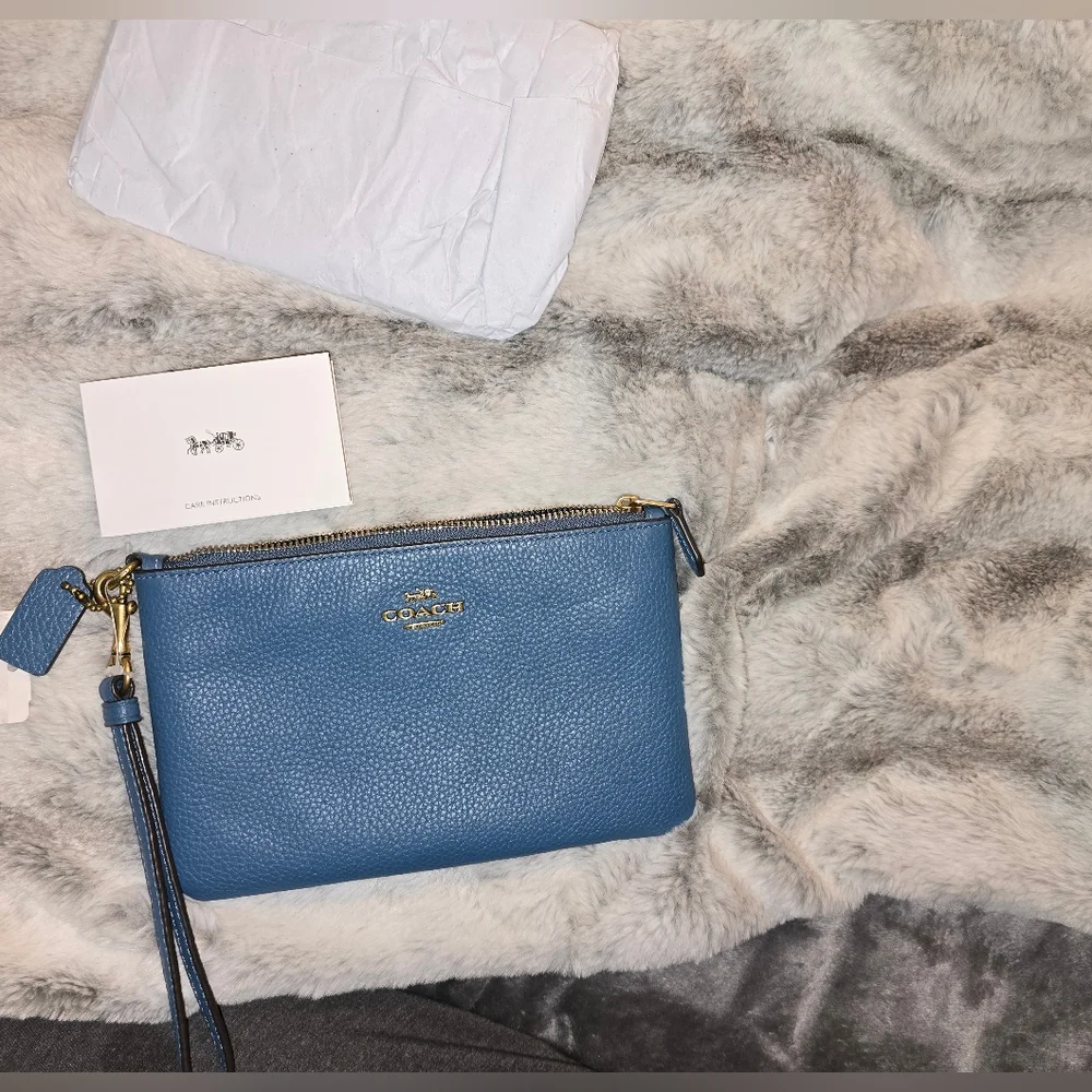 NWT Coach Blue lake pebble‎ Leather Wristlet